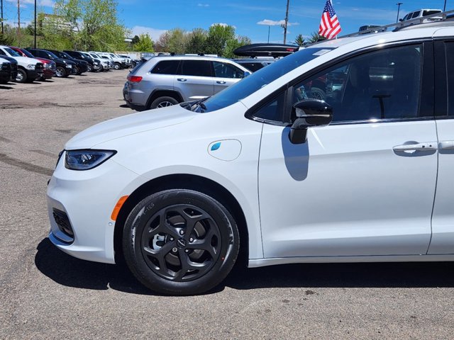 2024 Chrysler Pacifica Hybrid Premium S Appearance Pkg