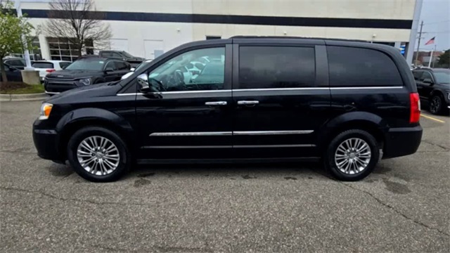 2016 Chrysler Town &amp;amp; Country Touring-L
