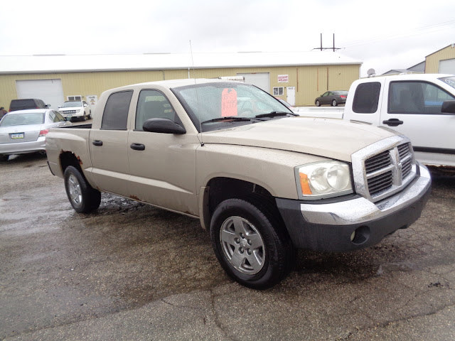 2005 Dodge Dakota 4dr Quad Cab 131  WB SLT