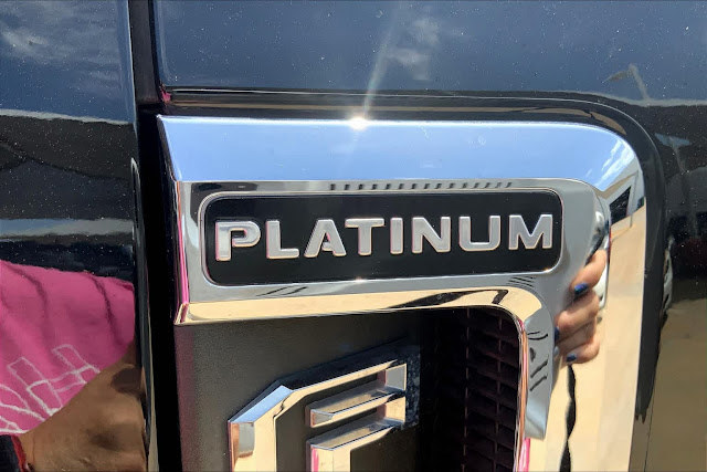 2017 Ford Super Duty F-350 SRW Platinum 4WD Crew Cab 8 Box