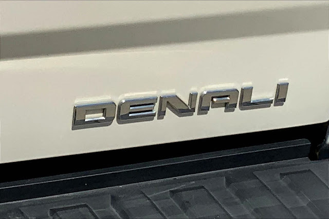2015 GMC Sierra 1500 Denali 4WD Crew Cab 143.5