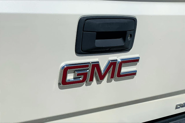 2015 GMC Sierra 1500 Denali 4WD Crew Cab 143.5