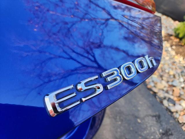 2022 Lexus ES 300h F SPORT