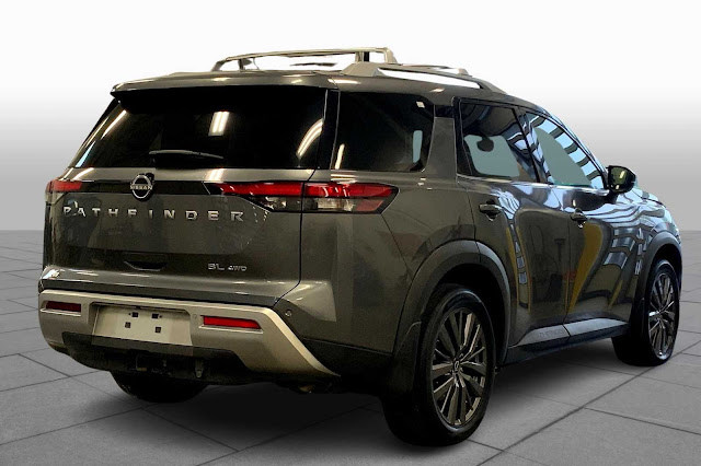 2022 Nissan Pathfinder SL