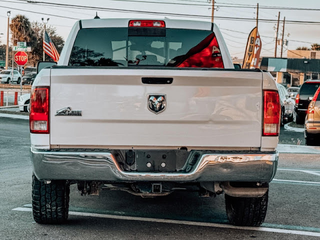 2015 Ram 1500 2WD Quad Cab 140.5 SLT Big Horn