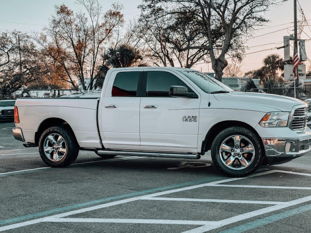 2015 Ram 1500 2WD Quad Cab 140.5 SLT Big Horn