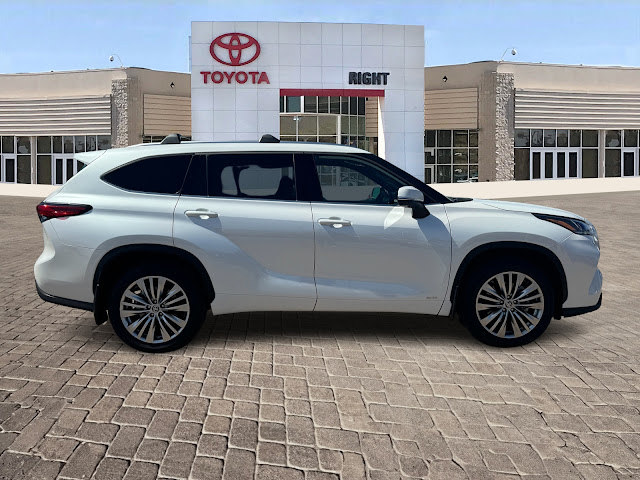 2023 Toyota Highlander Hybrid Platinum