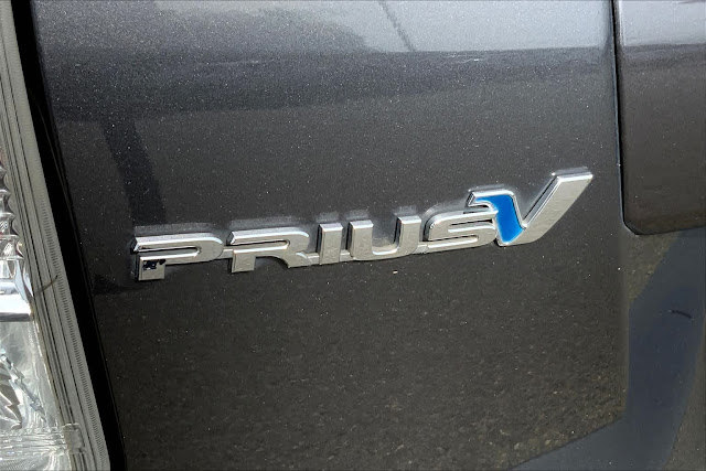 2014 Toyota Prius v Five