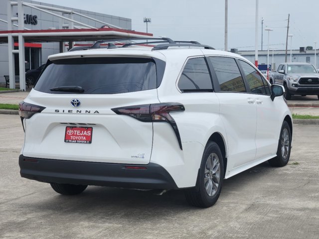 2024 Toyota Sienna LE