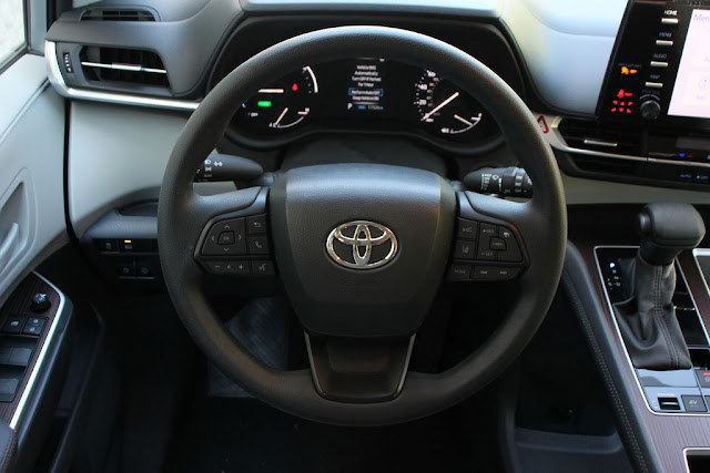 2023 Toyota Sienna LE