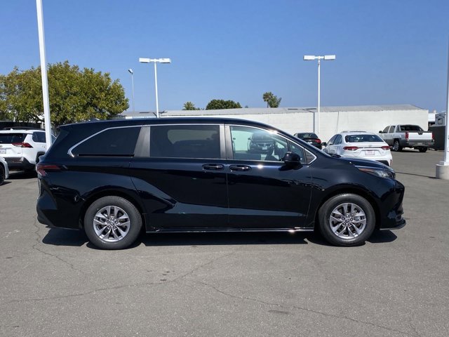 2023 Toyota Sienna LE