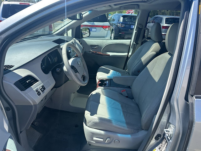 2014 Toyota Sienna XLE 7 Passenger Auto Access Seat 4dr Min