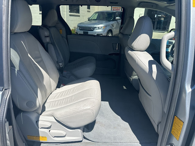 2014 Toyota Sienna XLE 7 Passenger Auto Access Seat 4dr Min
