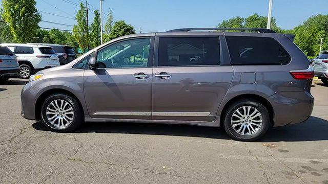 2020 Toyota Sienna XLE