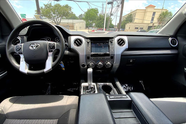 2016 Toyota Tundra SR5 CrewMax 5.7L FFV V8 6-Spd AT