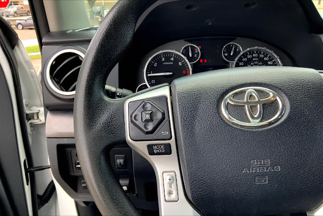 2016 Toyota Tundra SR5 CrewMax 5.7L FFV V8 6-Spd AT