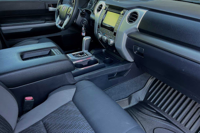 2017 Toyota Tundra SR5 CrewMax 5.5 Bed 4.6L