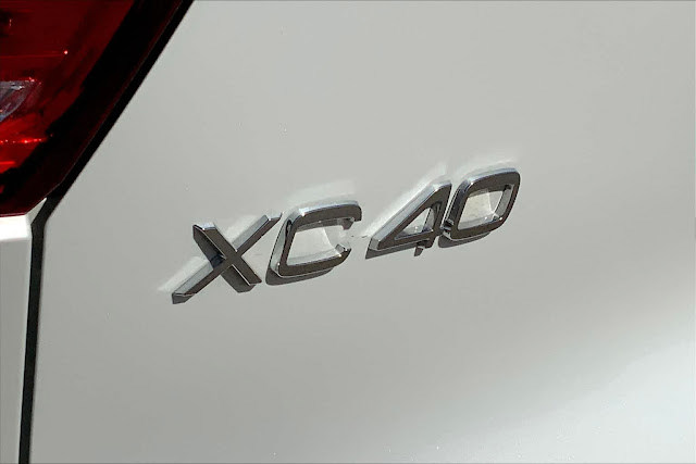 2023 Volvo XC40 Plus Bright Theme