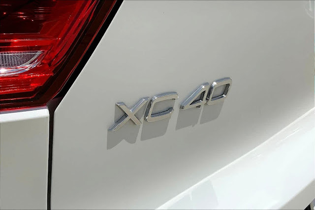 2023 Volvo XC40 Plus Bright Theme