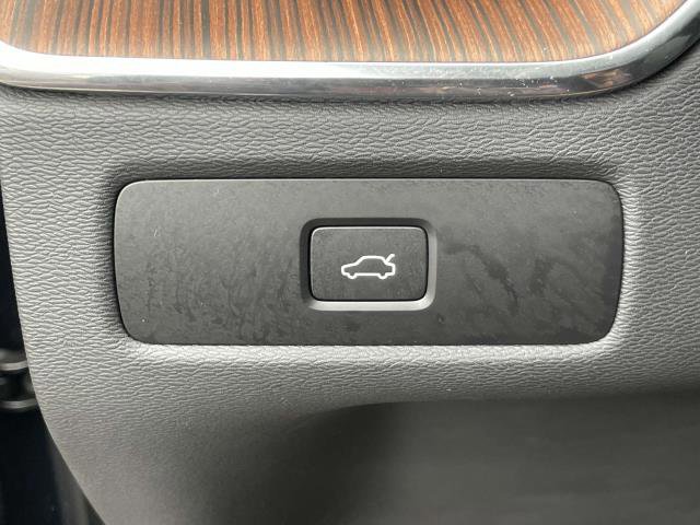 2024 Volvo XC60 Ultimate Dark Theme