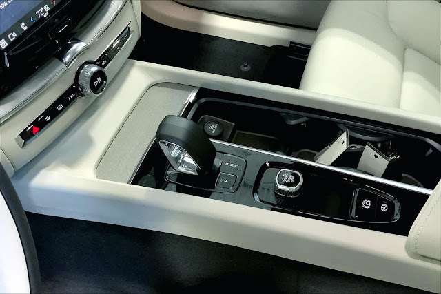 2024 Volvo XC60 Recharge Plug-In Hybrid Plus Dark Theme