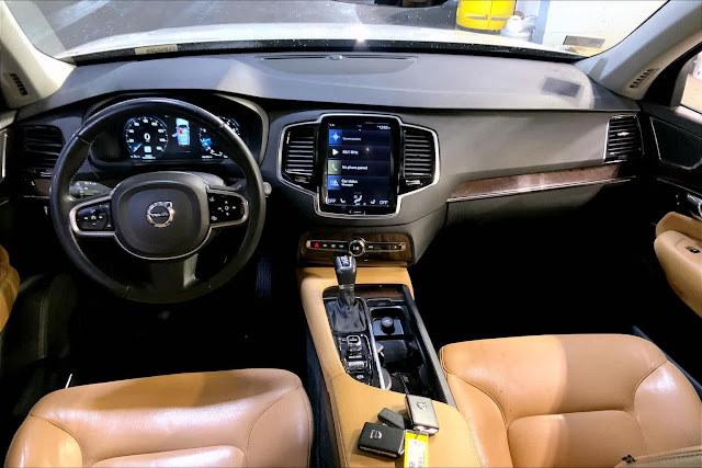 2016 Volvo XC90 T6 Momentum