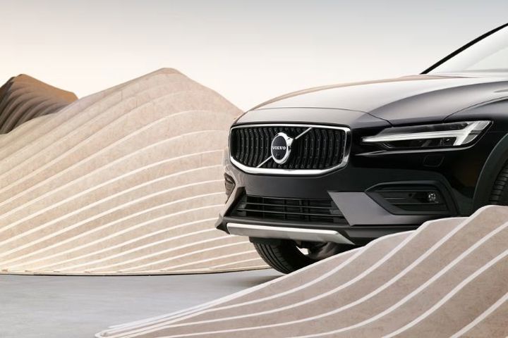 Cross Country Configuration 2025 Volvo V60 Cross Country Overview | All Specs & Features