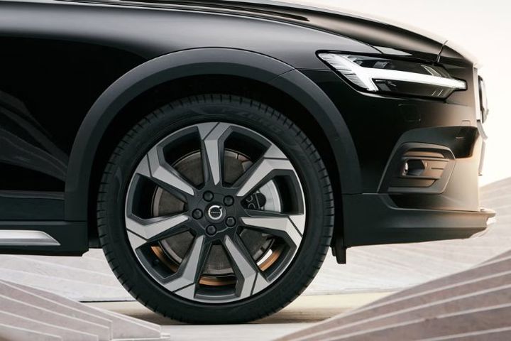Cross Country Configuration 2025 Volvo V60 Cross Country Overview | All Specs & Features