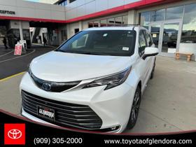 2025 Toyota Sienna Platinum's photo